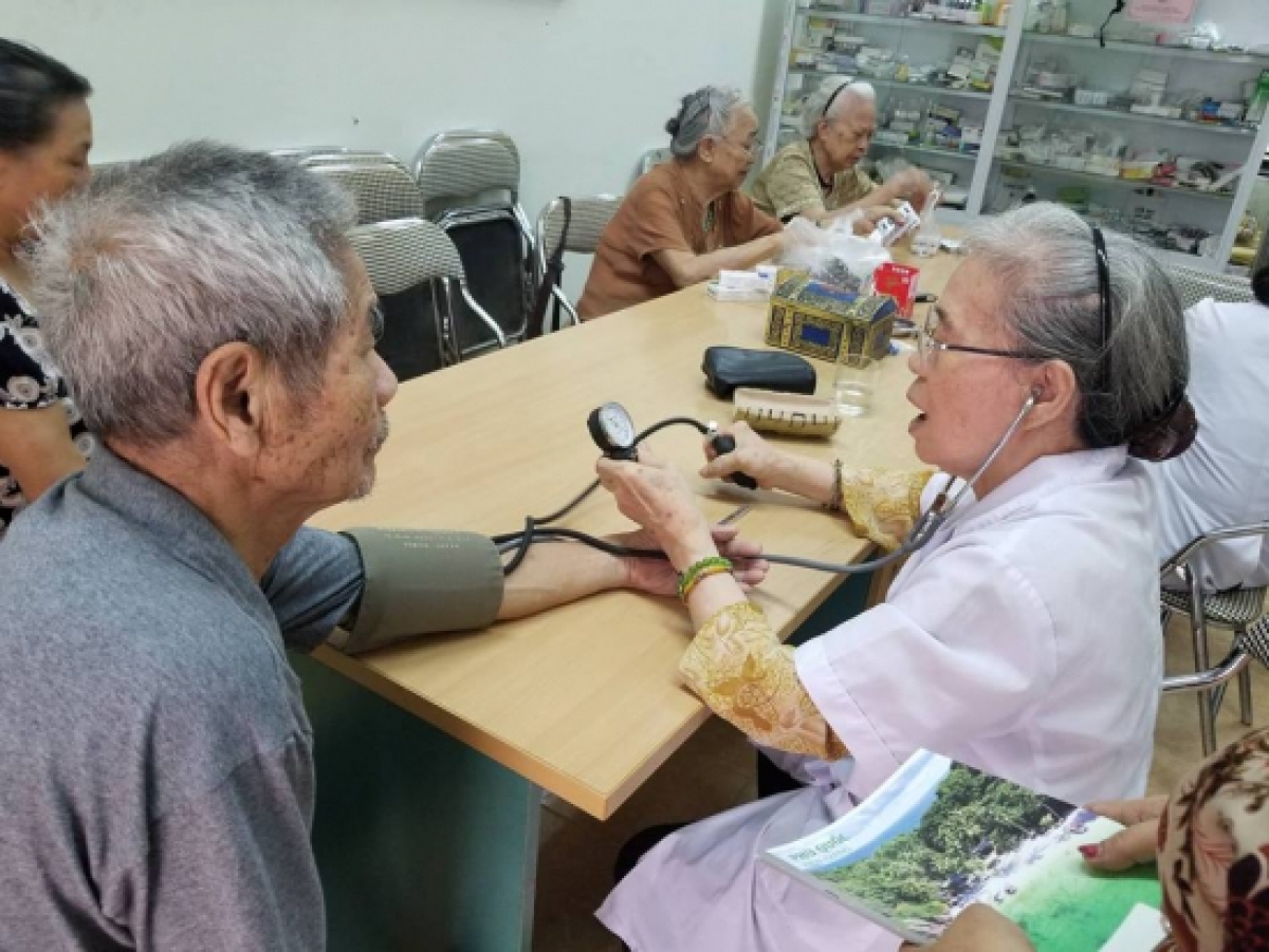 Phòng khám miễn phí của các bác sỹ cao tuổi