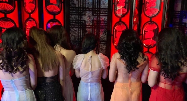 Phát hiện nhiều nữ tiếp viên mặc "mát mẻ" phục vụ khách trong quán karaoke