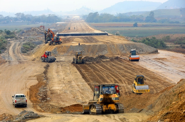 Cao tốc Bắc-Nam đang chậm tiến độ còn thiếu hơn 6,5 triệu m3 đất đắp, cách nào xử lý?