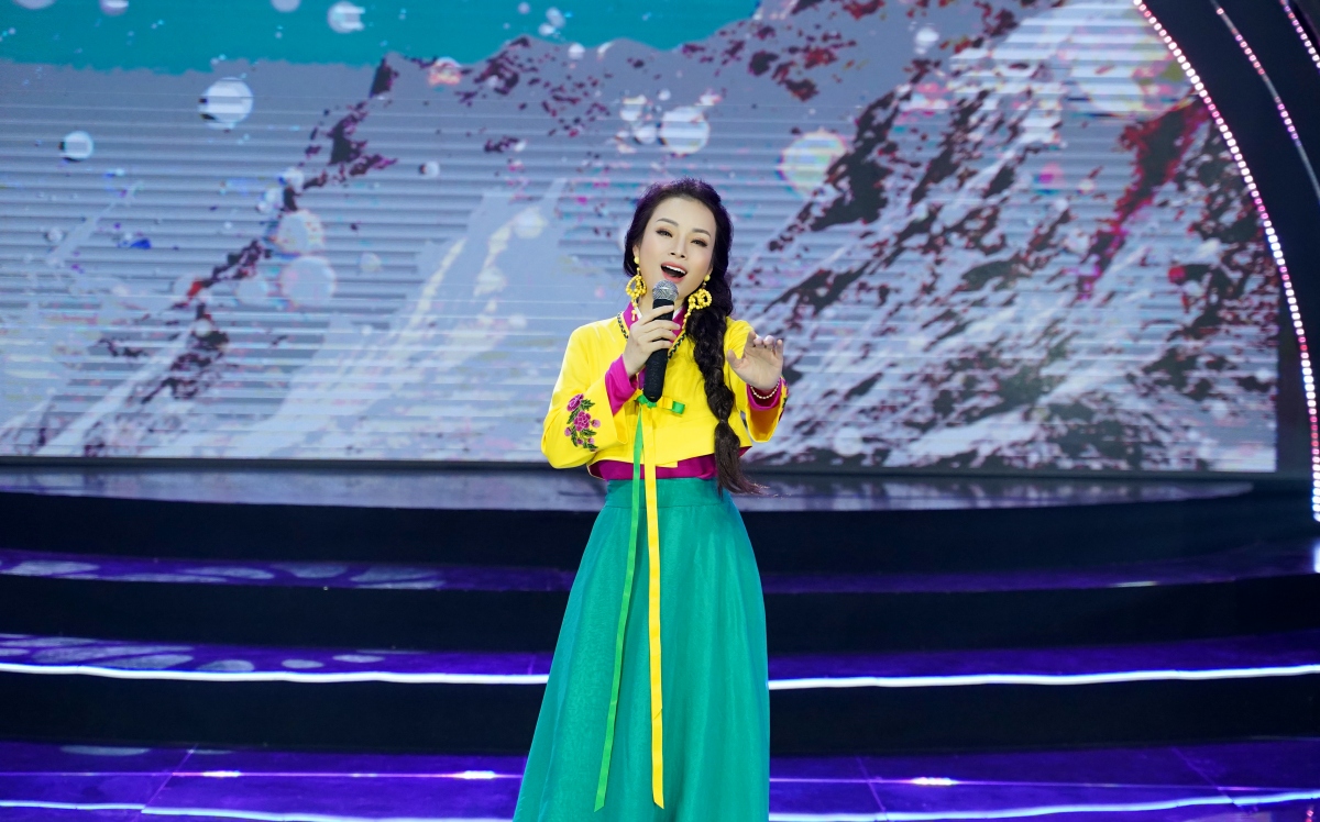 Tân Nhàn mặc hanbok, hát dân ca xứ Hàn ngọt lịm