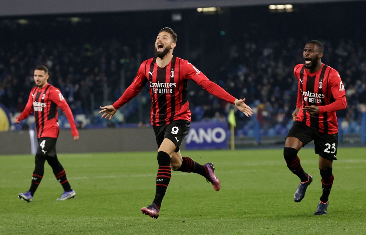 Đánh bại Napoli, AC Milan trở lại ngôi đầu Serie A