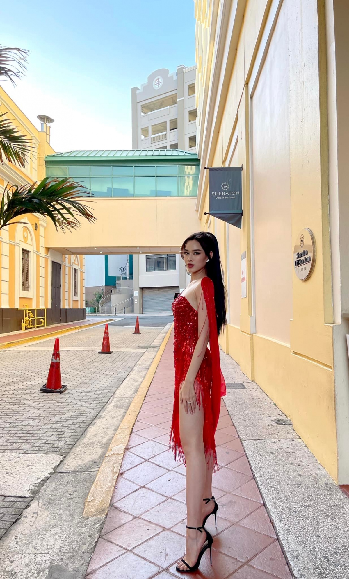 Hoa hậu Đỗ Thị Hà khoe nhan sắc đỉnh cao với đầm đỏ nổi bật