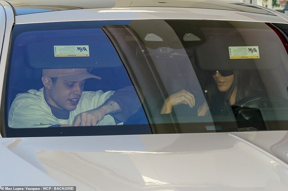 Kim Kardashian lái siêu xe chở tình trẻ đi ăn trưa