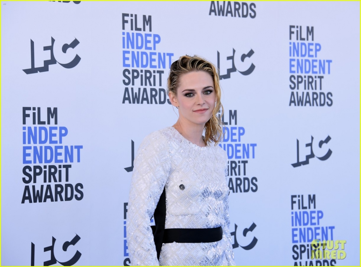 Kristen Stewart tái xuất xinh đẹp tại Lễ trao giải Spirit Awards 2022