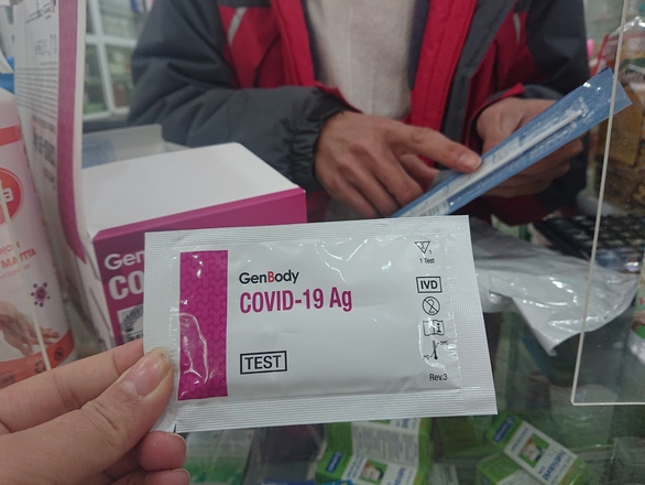 Giá kit xét nghiệm Covid-19 giảm mạnh, chợ mạng xả hàng