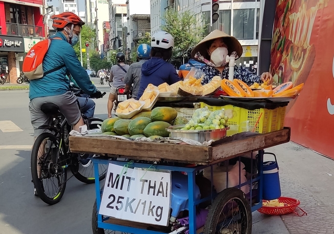 Mít ruột đỏ 'tràn' xuống lề đường, cẩn trọng bị lừa