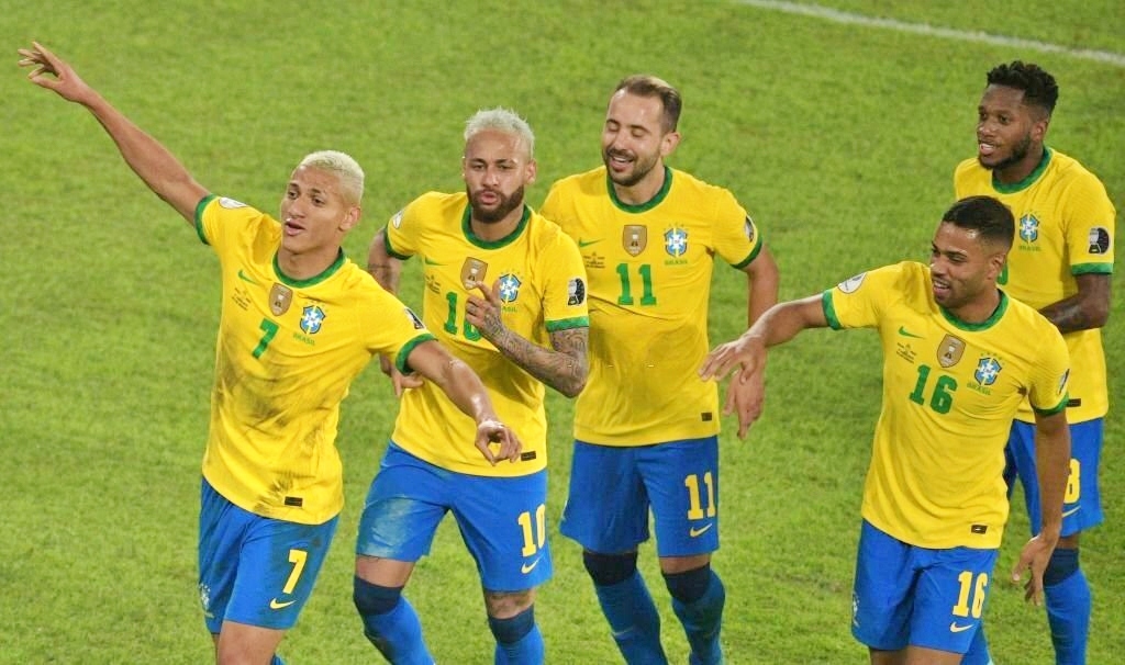 MU tính chiêu mộ đồng đội của Fred ở ĐT Brazil