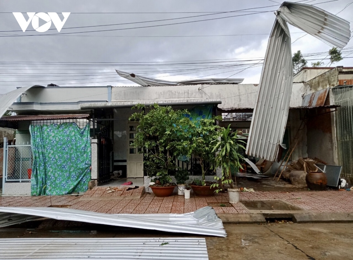 Giông sét ở Sơn La làm 2 người thương vong, hàng chục căn nhà bị tốc mái
