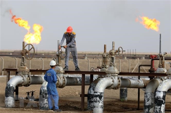 Giá dầu trở lại mốc 130 USD/thùng sau lệnh cấm "chưa từng có" của Mỹ