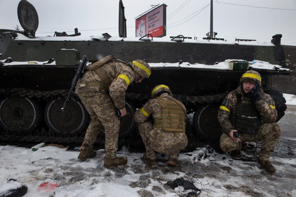 Phương Tây đang vận chuyển vũ khí vào Ukraine như thế nào?