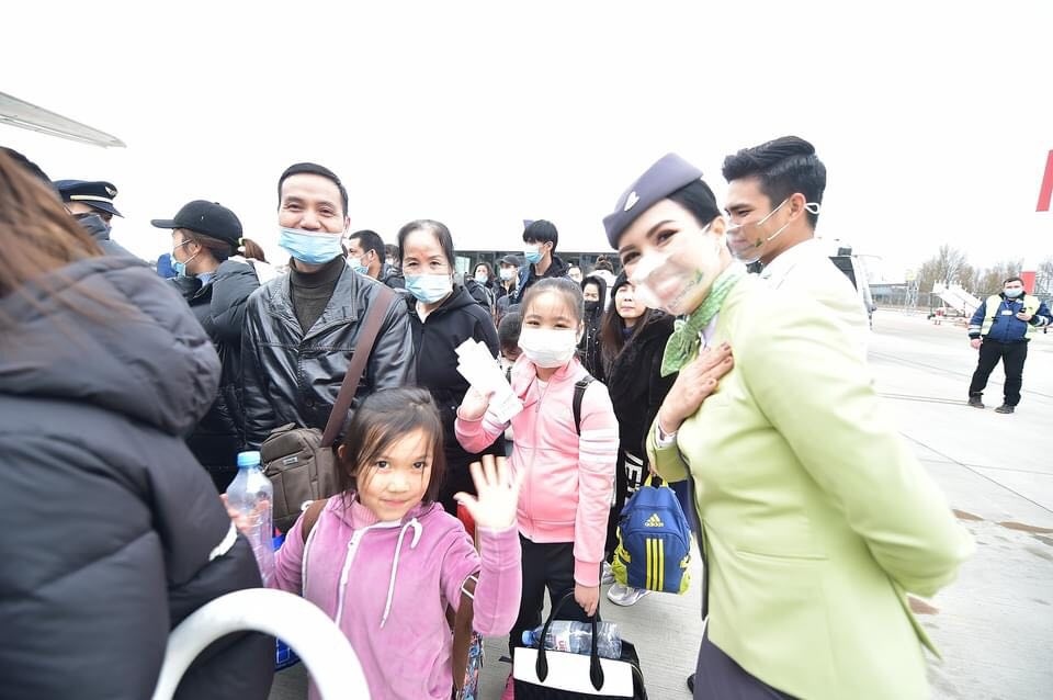 Hình ảnh người Việt từ Ukraine sơ tán sang Ba Lan lên máy bay về nước