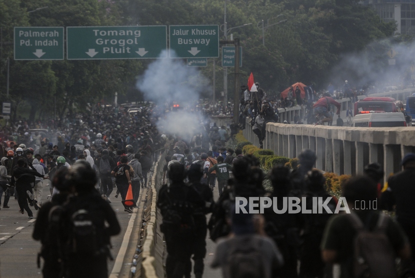 Cảnh sát Indonesia dùng hơi cay giải tán cuộc bạo loạn của sinh viên