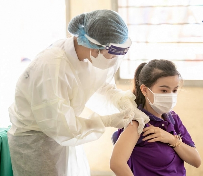 Campuchia đẩy mạnh chiến dịch tiêm vaccine Covid-19 tại nơi công cộng
