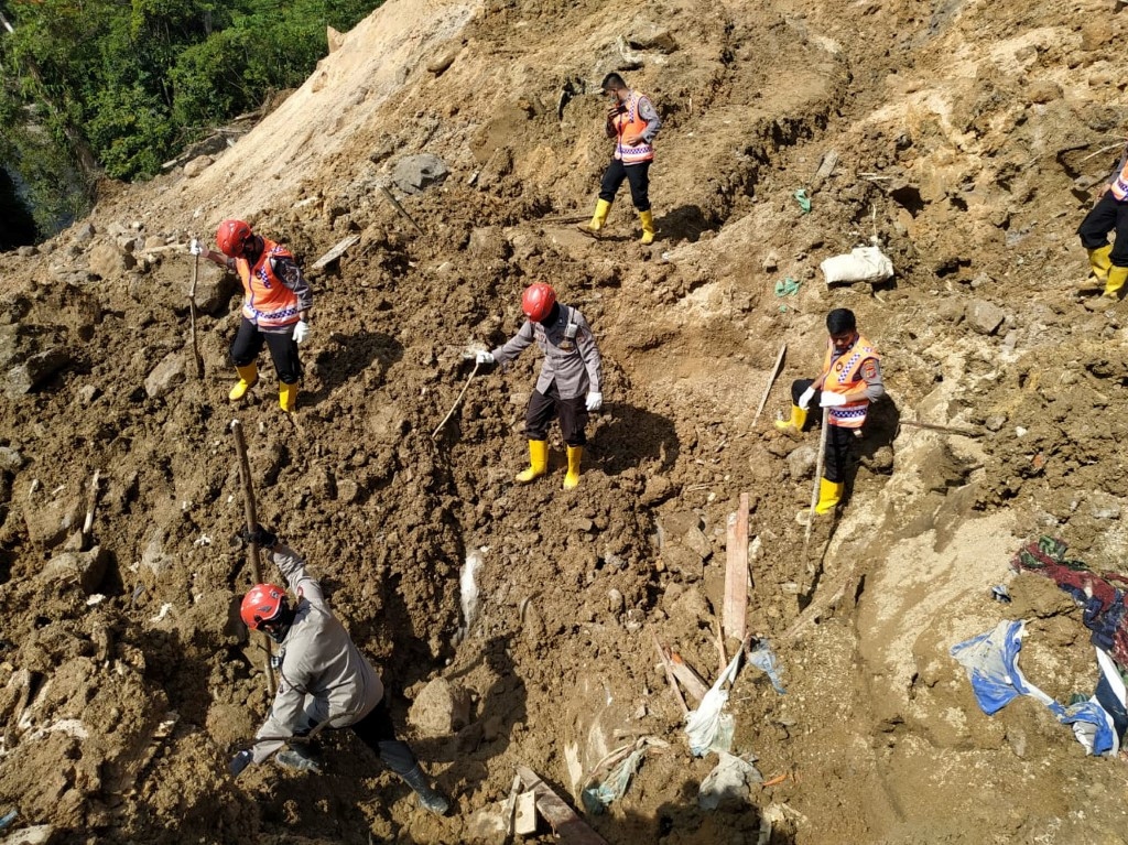 12 phụ nữ Indonesia tử vong trong vụ sập mỏ vàng bất hợp pháp ở Bắc Sumatra