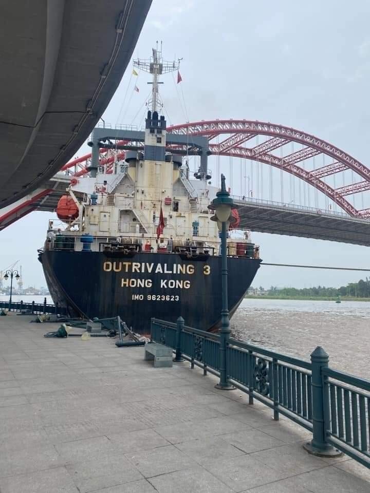 Tàu hàng 12.000 tấn mắc kẹt dưới chân cây cầu đẹp nhất Hải Phòng