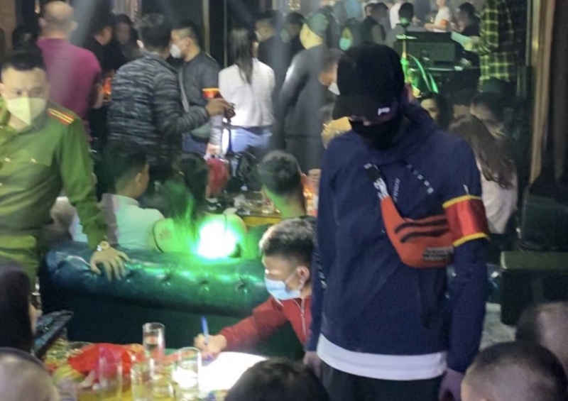 Hơn một nửa số khách dương tính với ma túy tại một quán bar phố cổ Hà Nội