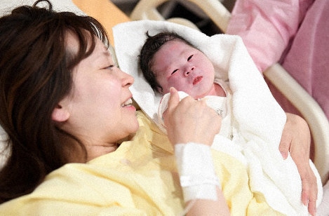 Nhật Bản chi trả bảo hiểm y tế cho điều trị hiếm muộn để khuyến khích sinh đẻ