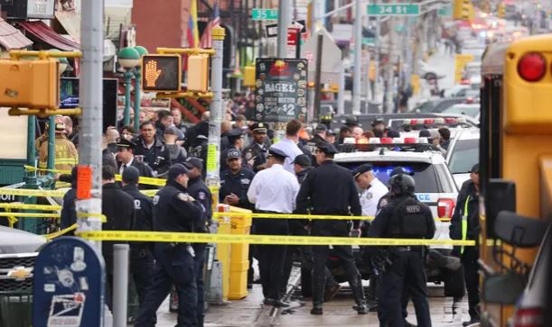 Xả súng khiến ít nhất 13 người bị thương tại ga tàu điện ngầm ở New York (Mỹ)