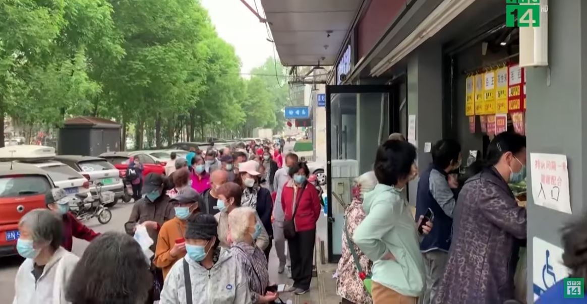 Cận cảnh người dân đổ xô mua sắm tích trữ ở Bắc Kinh