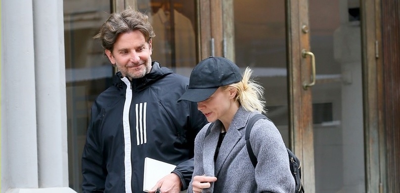 Tài tử Bradley Cooper vui vẻ đi dạo phố cùng người đẹp Carey Mulligan