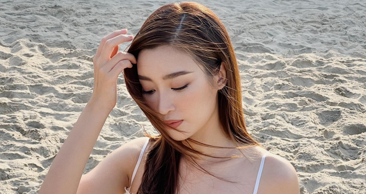 Hoa hậu Đỗ Mỹ Linh đẹp hút mắt với croptop ren xuyên thấu trên bãi biển