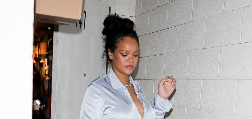 Tỷ phú Rihanna "ôm" bụng bầu đi chơi đêm cùng bạn bè trước thềm sinh nở