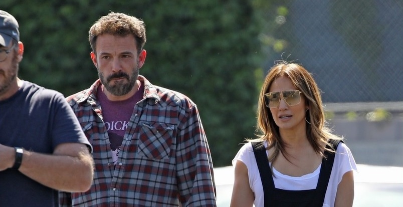 Jennifer Lopez nắm tay bạn trai đi dạo phố sau đính hôn