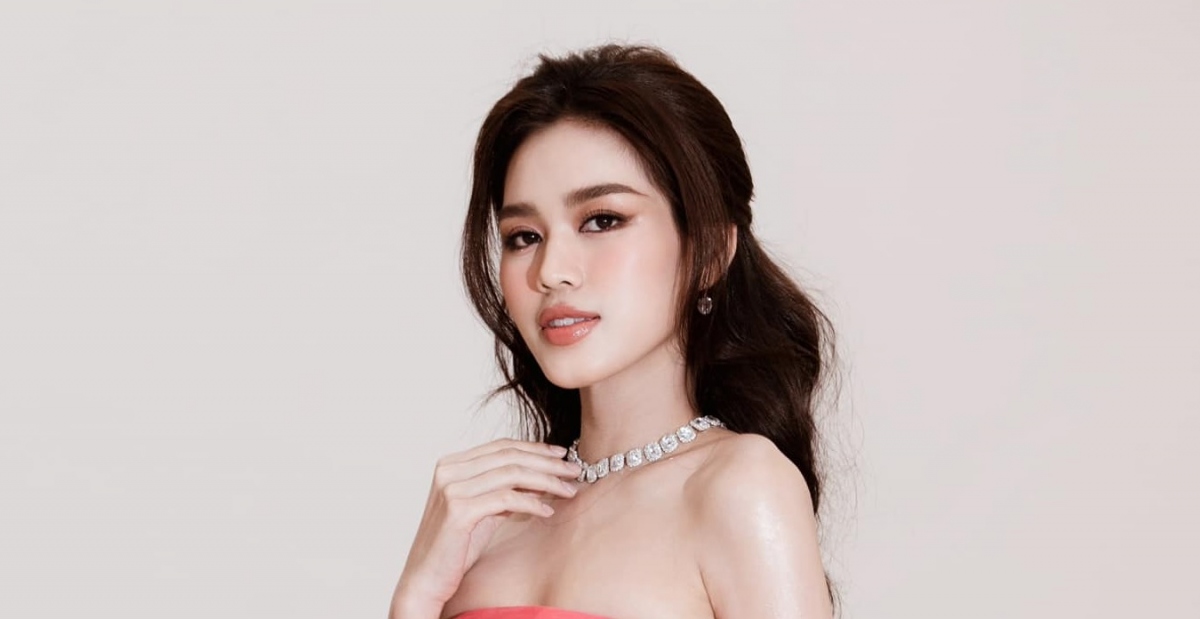 Hoa hậu Đỗ Thị Hà khoe vai trần quyến rũ với đầm nơ bản to lạ mắt