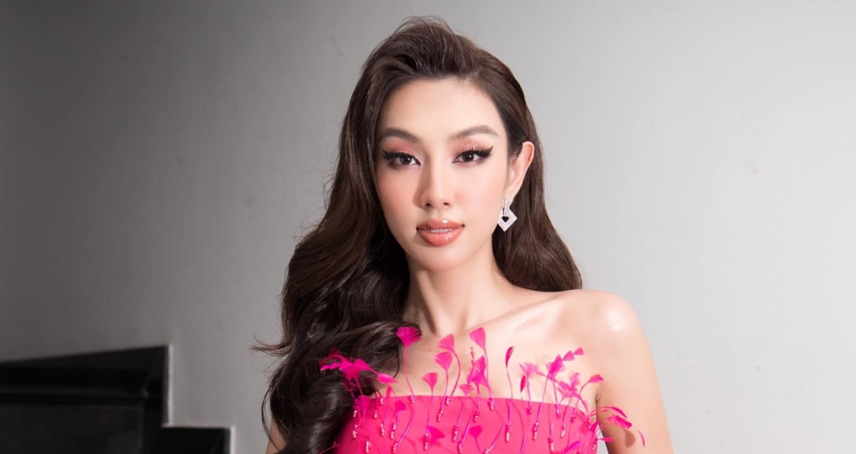 Hoa hậu Thùy Tiên khoe trọn đường cong nóng bỏng với đầm bó hồng rực