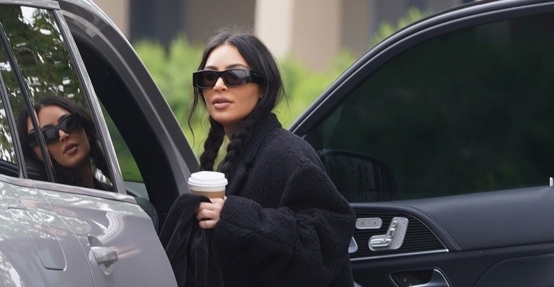 Kim Kardashian tết tóc hai bên trẻ trung đến xem con trai đá bóng