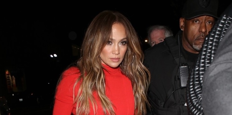 Jennifer Lopez diện đầm bó khoe body gợi cảm đi chơi đêm cùng bạn bè