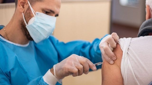 EU ưu tiên tiêm mũi vaccine Covid-19 thứ tư cho những người trên 80 tuổi
