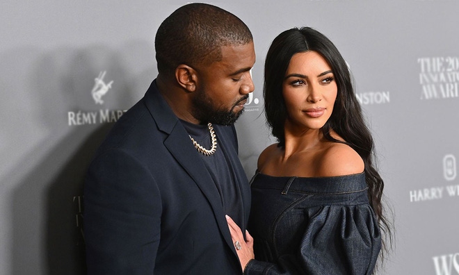 Kanye West lần đầu làm điều này với vợ cũ Kim Kardashian