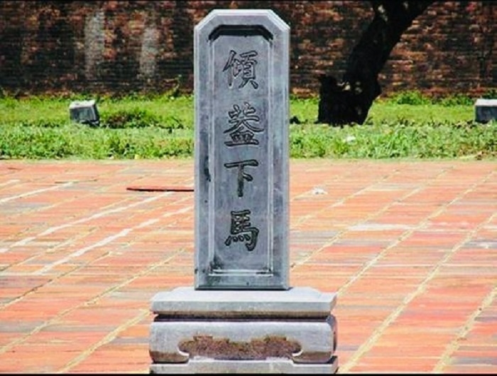 Bia “Khuynh cái hạ mã” tại di tích Phu Văn Lâu, Thừa Thiên-Huế bị gãy vỡ