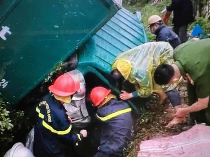 Cắt cabin, cứu 2 nạn nhân mắc kẹt trong ô tô gặp tai nạn ở Hà Nội