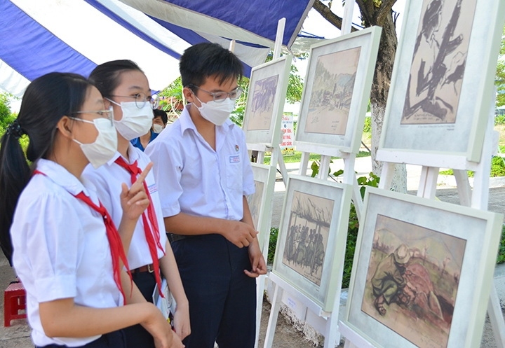 Đà Nẵng tổ chức Triển lãm lưu động với chủ đề “Ký họa chiến trường Khu V”