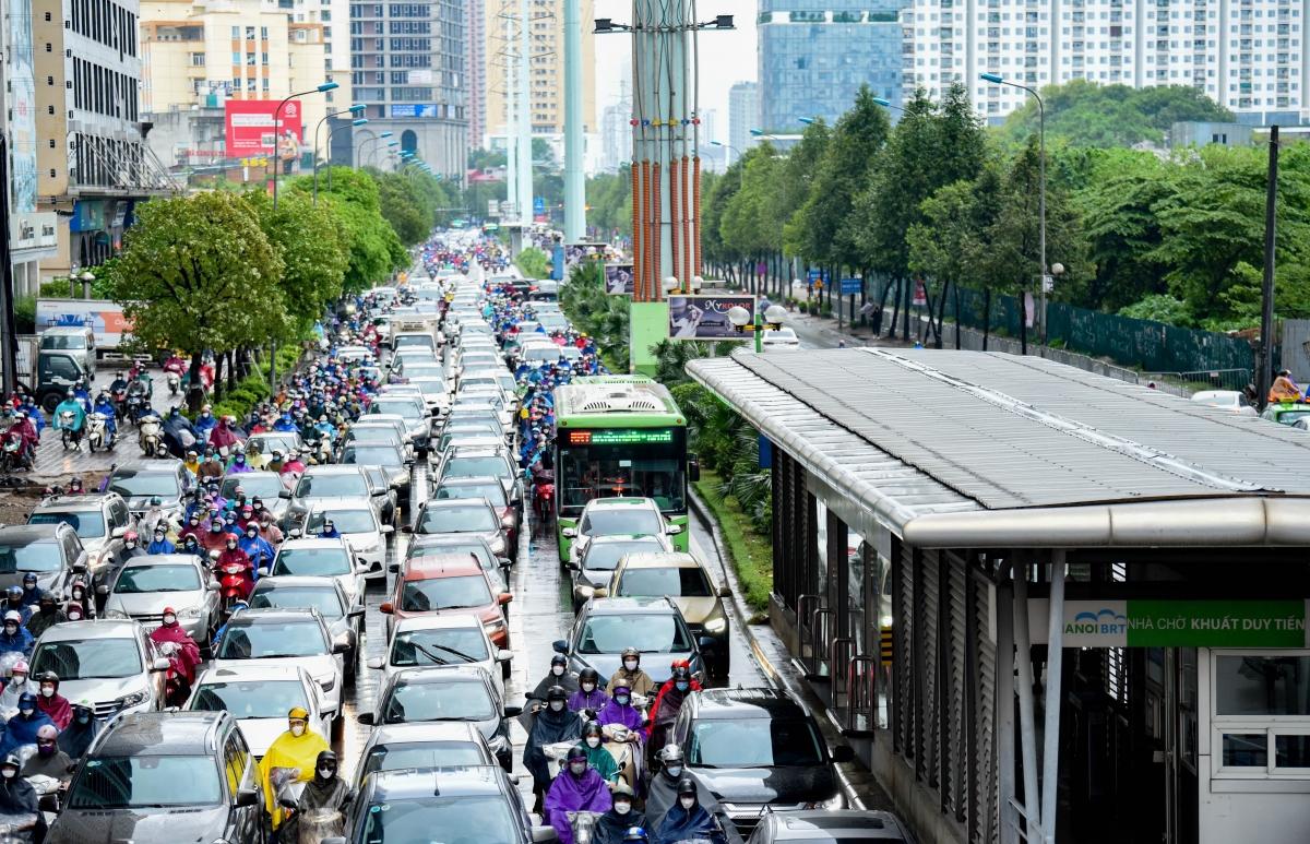 Xe buýt nhanh BRT "bò" trên làn đường ưu tiên