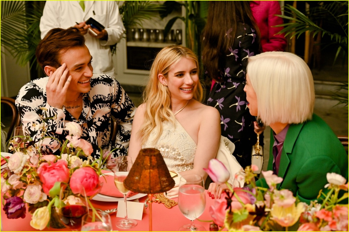 Emma Roberts diện đầm gợi cảm khoe dáng thon tại sự kiện