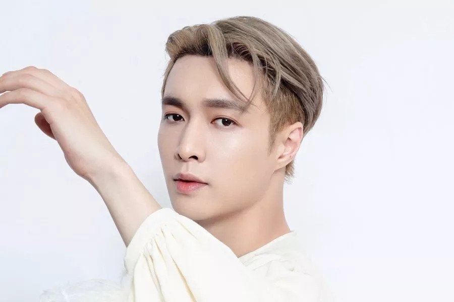 Lay (EXO) thông báo rời công ty SM Entertainment