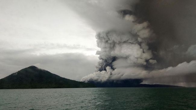 Núi lửa trên biển phun trào, tro bụi phủ kín khu dân cư ven biển ở Indonesia