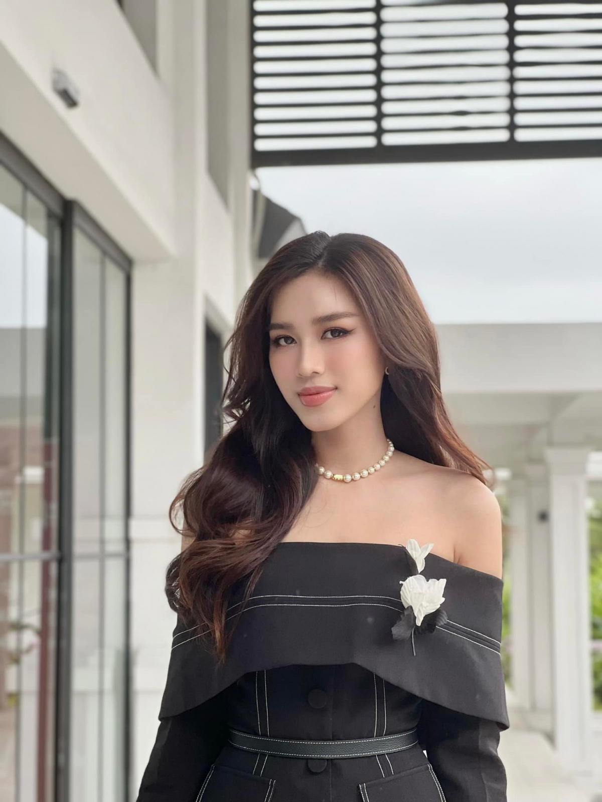 Hoa hậu Đỗ Thị Hà khoe vai trần quyến rũ trong loạt ảnh mới