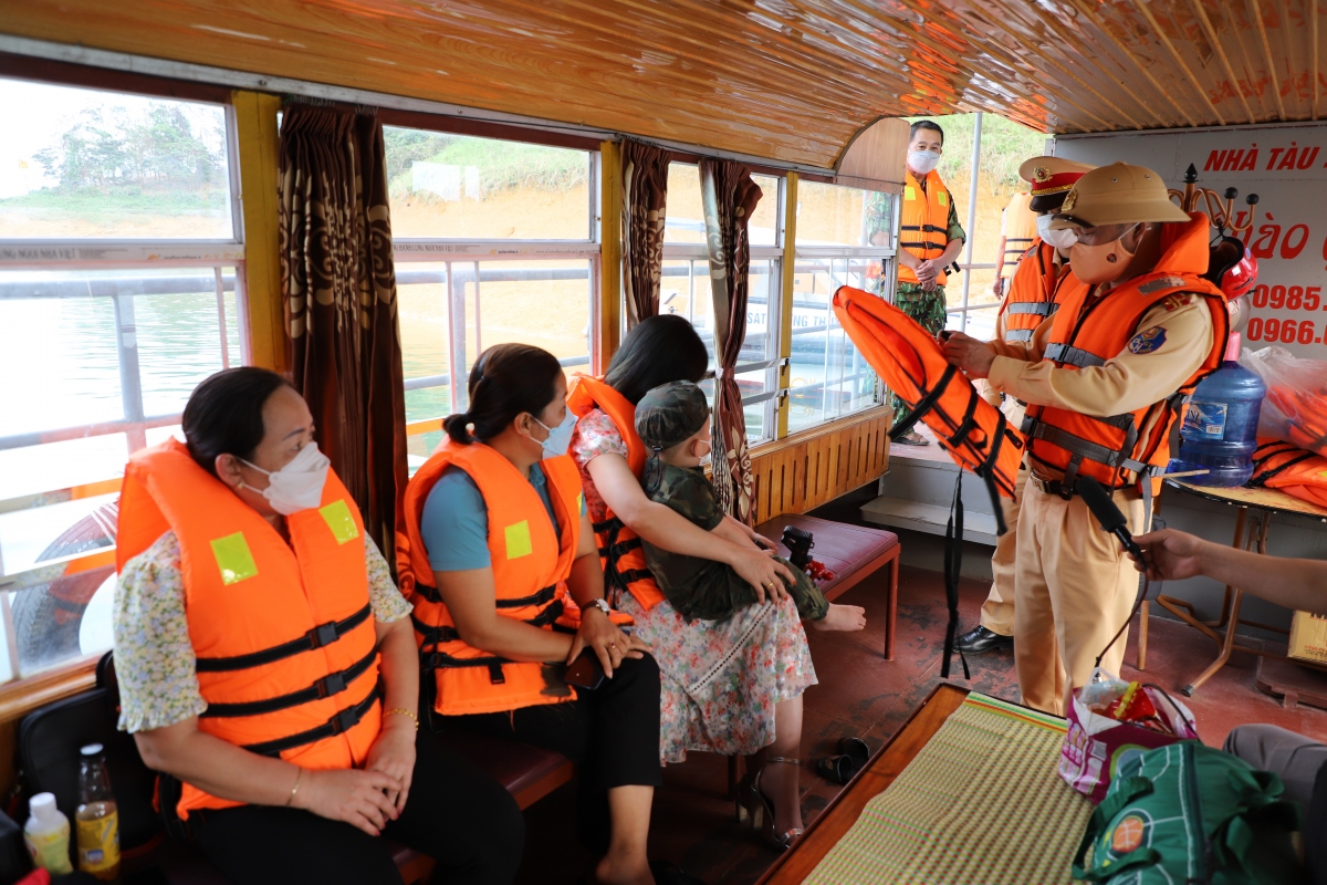 Yên Bái đảm bảo an toàn hoạt động du lịch trên hồ Thác Bà dịp nghỉ lễ