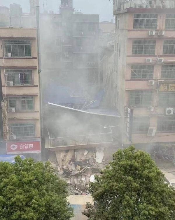 Gần 60 người mắc kẹt và mất tích trong vụ sập nhà ở Trung Quốc