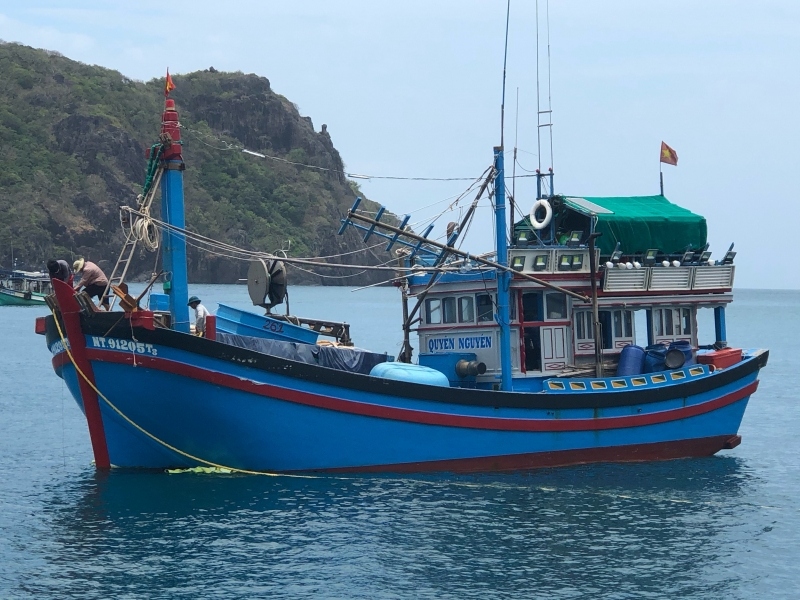 Cảnh sát biển cứu nạn 3 ngư dân tàu cá Ninh Thuận trôi dạt trên biển