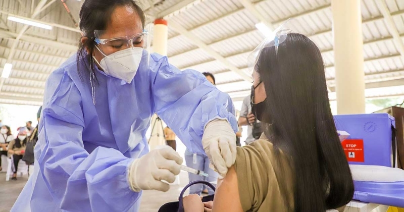 Philippines bắt đầu tiêm mũi tăng cường thứ hai cho người suy giảm miễn dịch