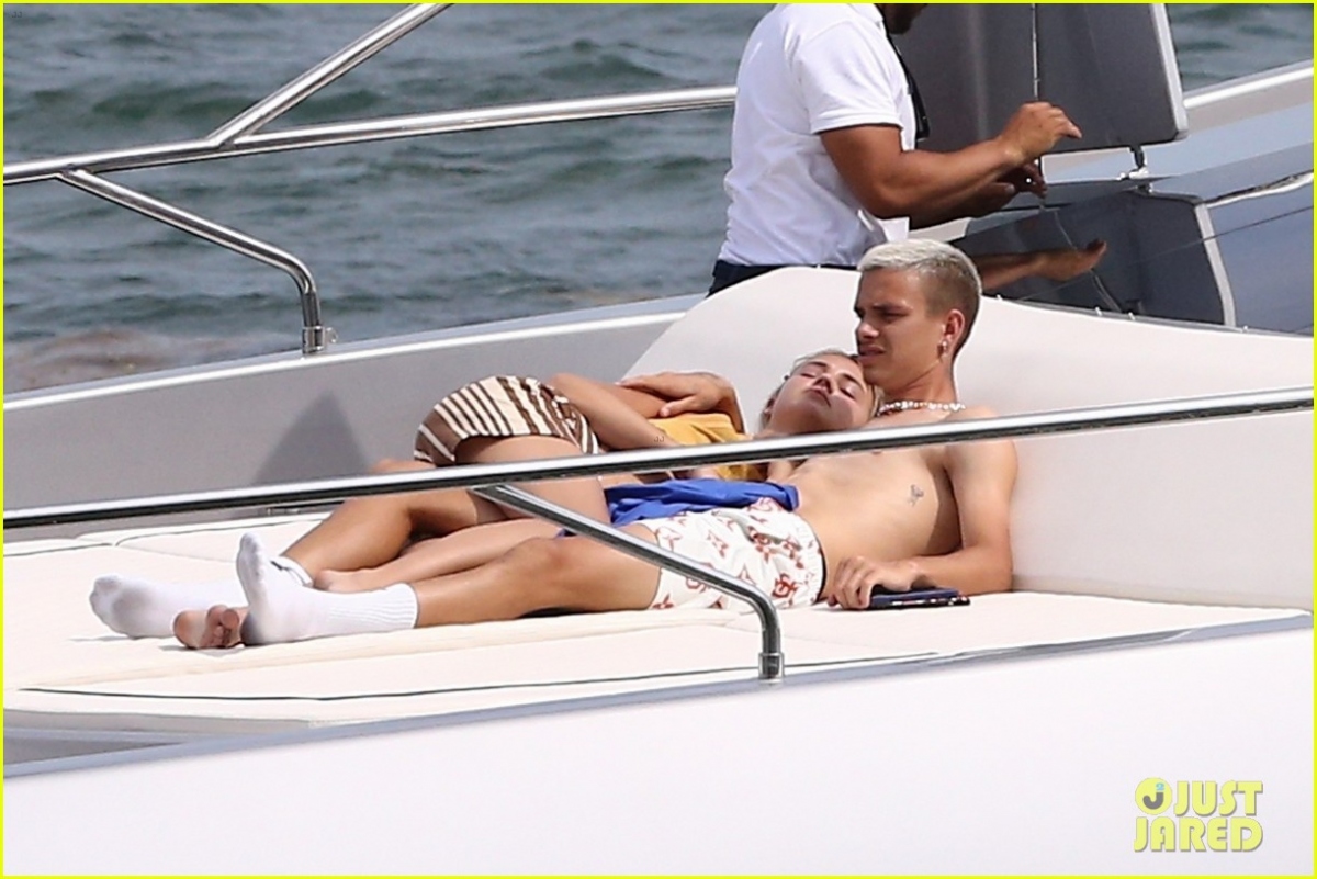 Con trai David Beckham và bạn gái xinh đẹp ôm nhau tình tứ trên du thuyền sang trọng