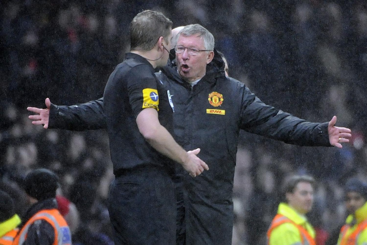 Sir Alex Ferguson thường xuyên phản ứng trọng tài khi dẫn dắt MU. (Ảnh: Getty). 