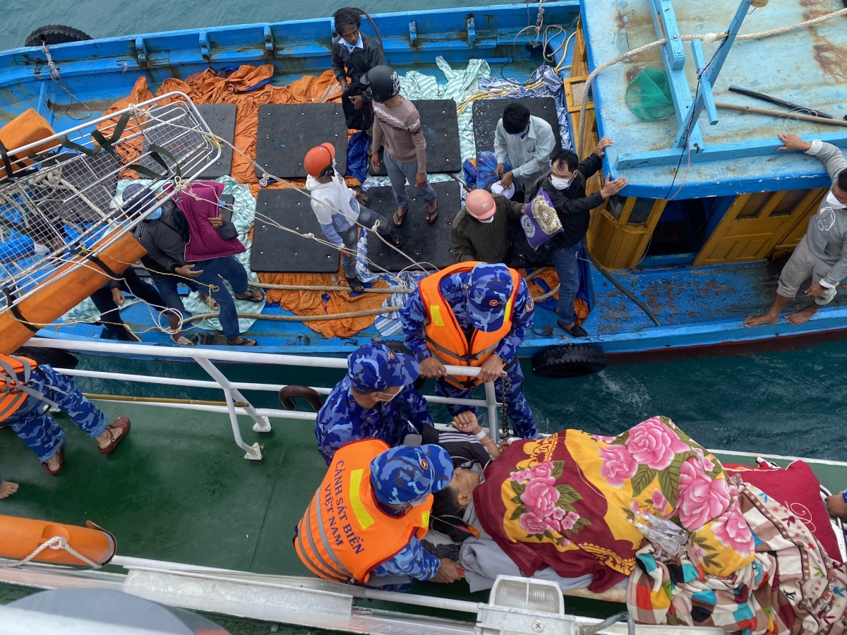 Tàu Cảnh sát biển 2014 vượt sóng lớn đưa ngư dân bị nạn vào bờ cấp cứu