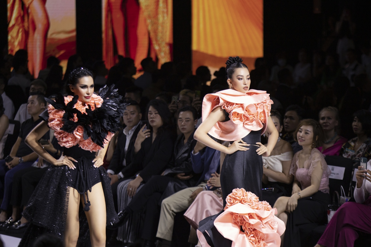 Tiểu Vy so kè catwalk cùng Hoa hậu Trái đất 2015 trong show thời trang