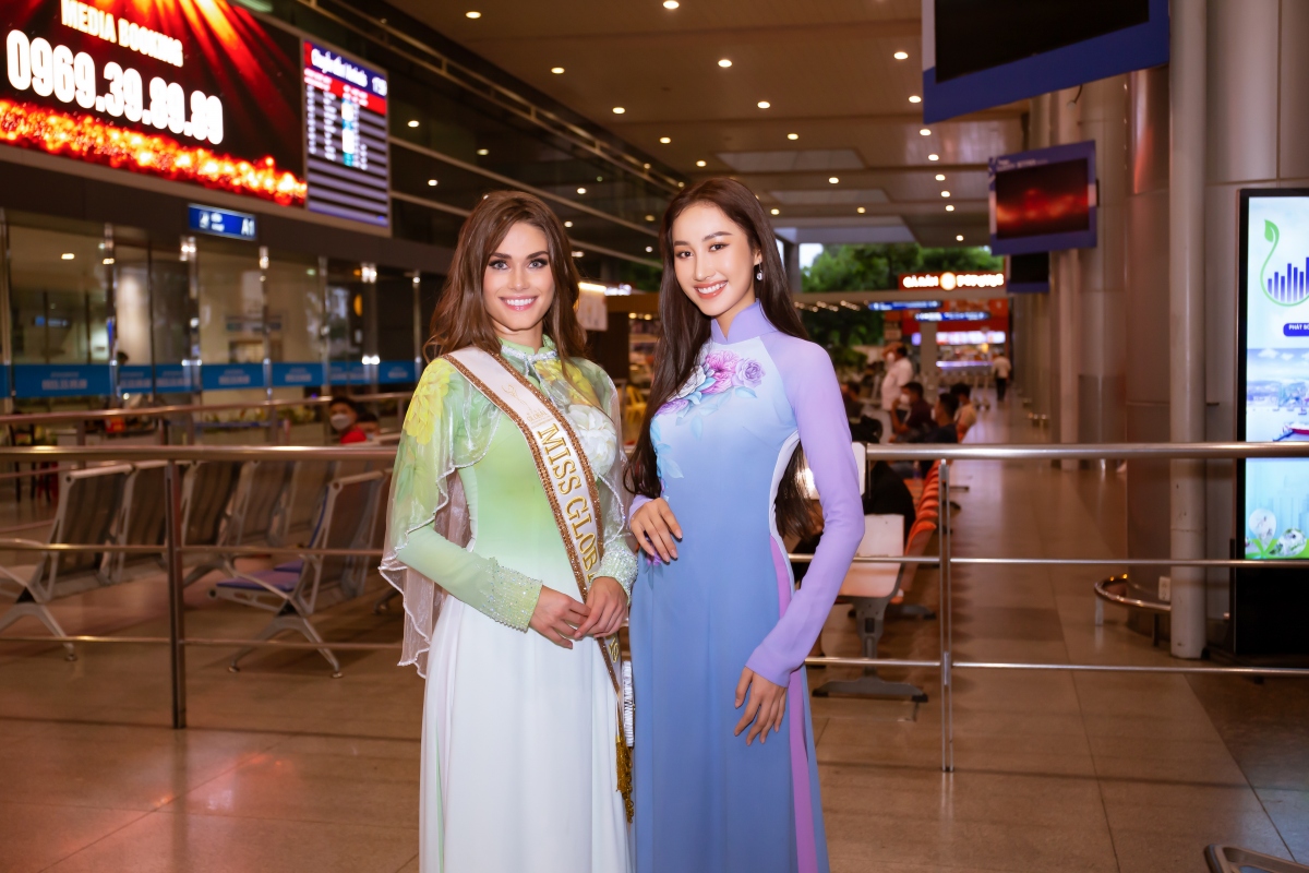 Đoàn Hồng Trang diện áo dài lụa ra sân bay đón Miss Global 2019 đến Việt Nam